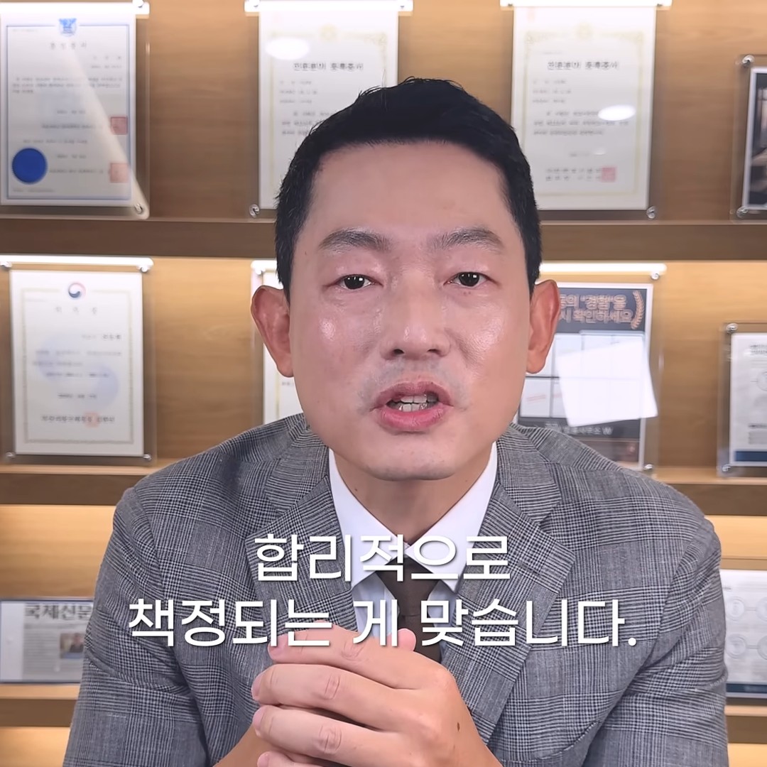 상간소송 비용은 업무량에 맞춰 합리적으로 정해져야 한다고 설명하는 장면